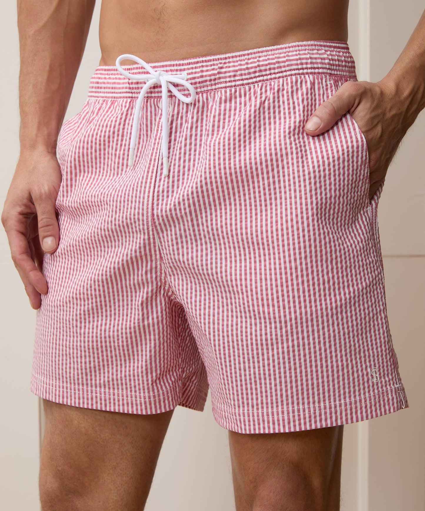 Todd Snyder 5" Seersucker Montauk Swim Trunk in Red Stripe Red