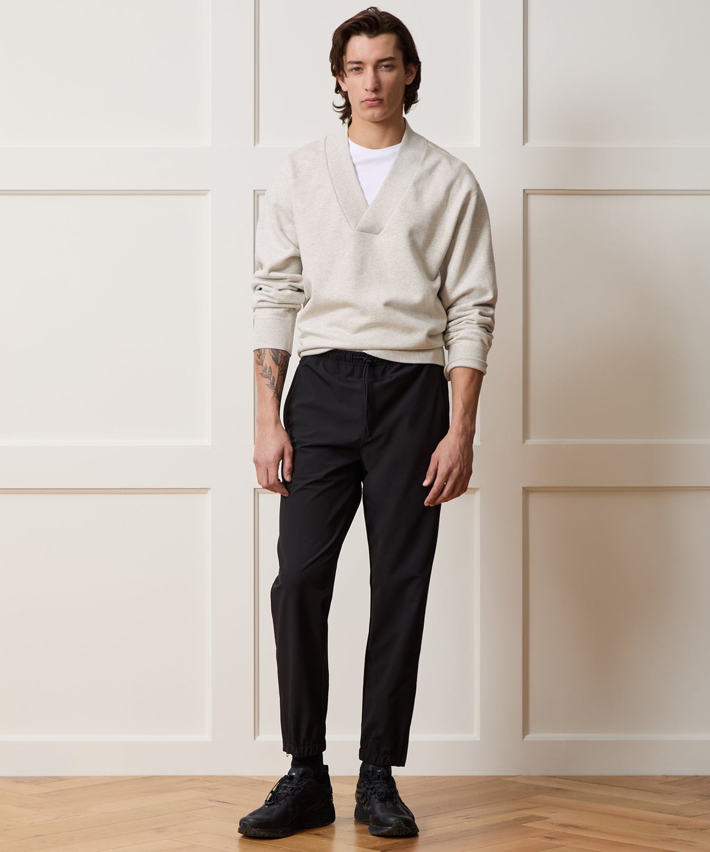 Todd Snyder Soho V-Neck Sweatshirt in Heather Beige Heather Beige