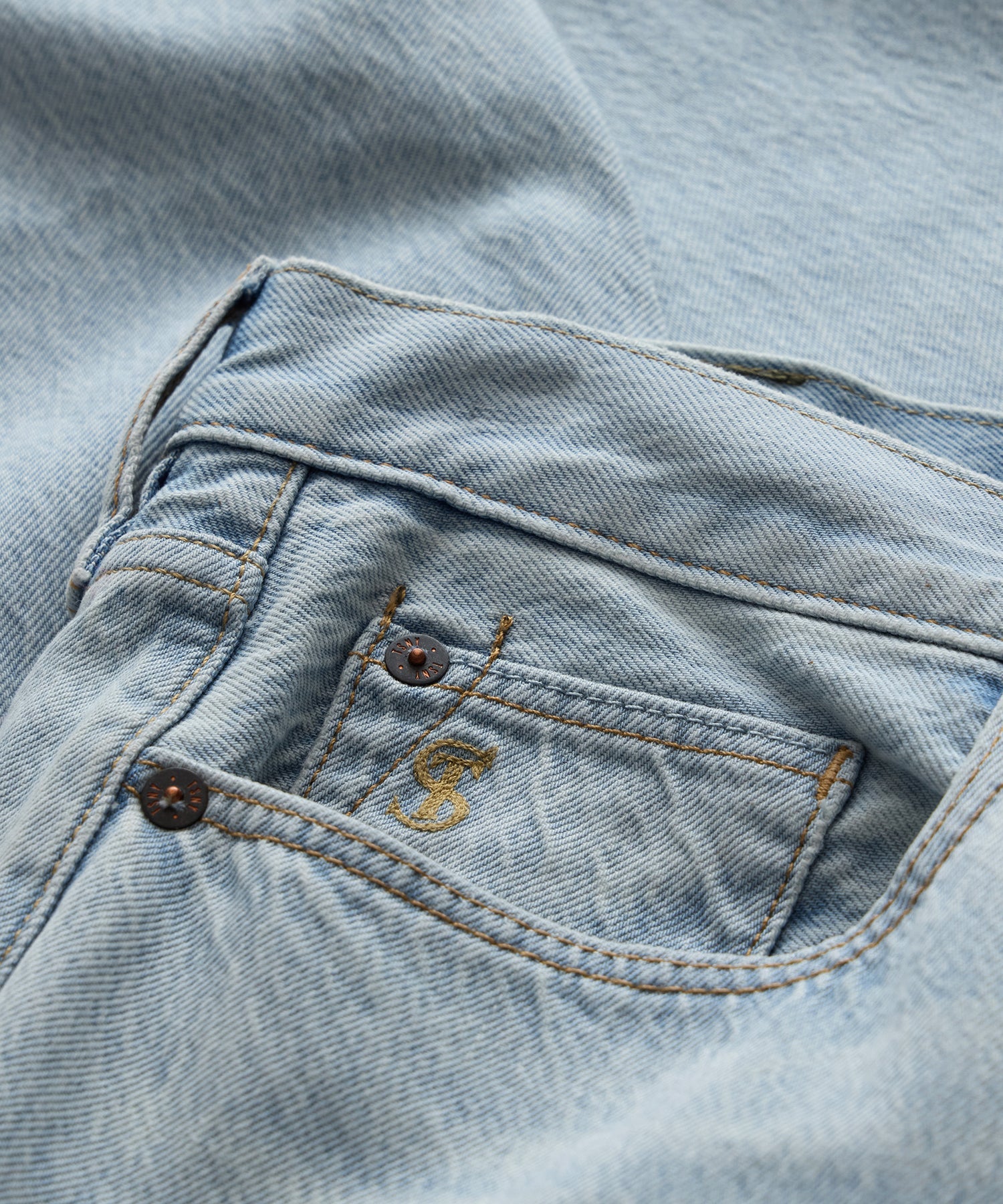 Todd Snyder Straight Fit Summerweight Jean in Bleachout Light Indigo